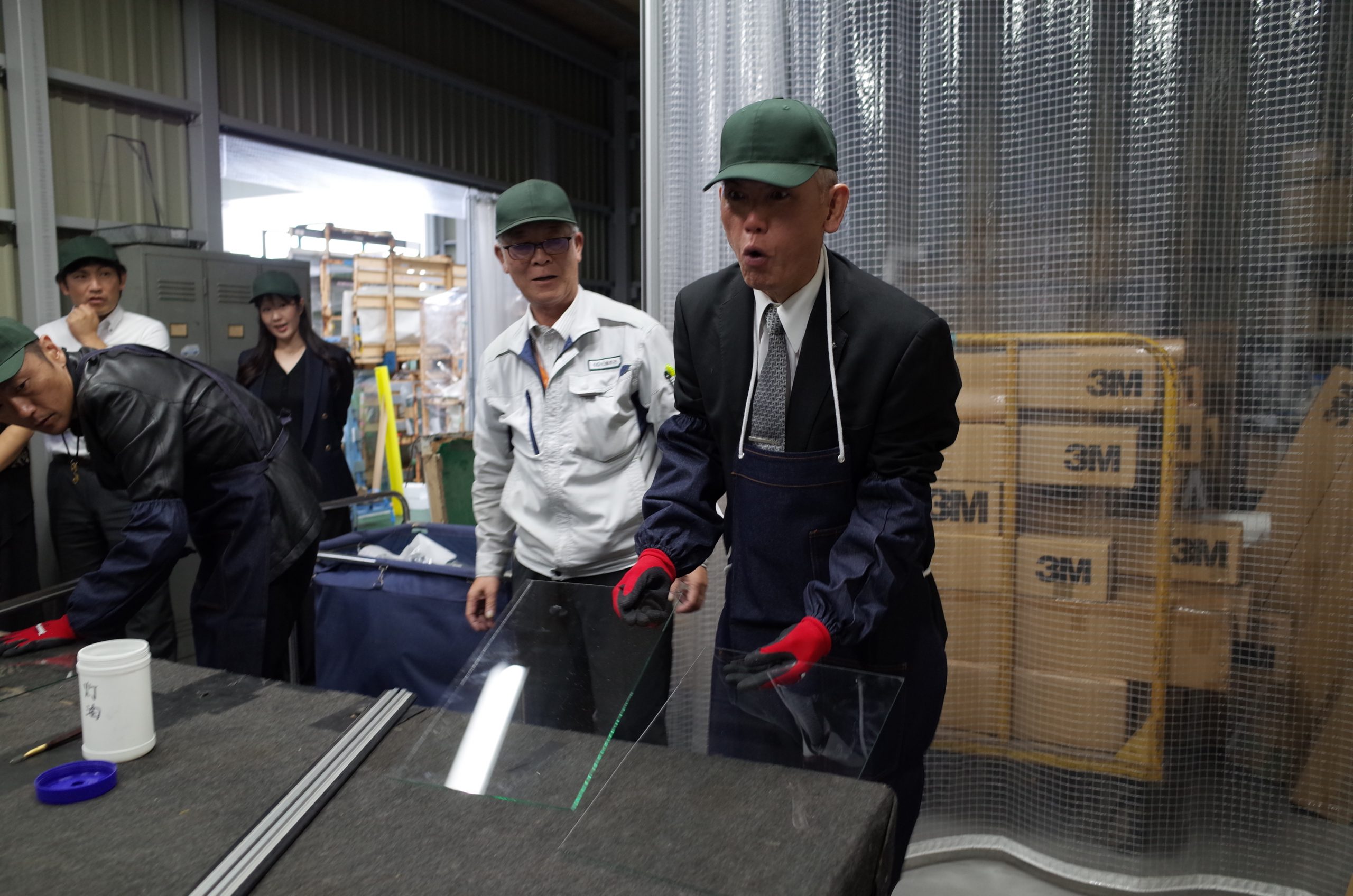 切断したガラスを手にする参加者