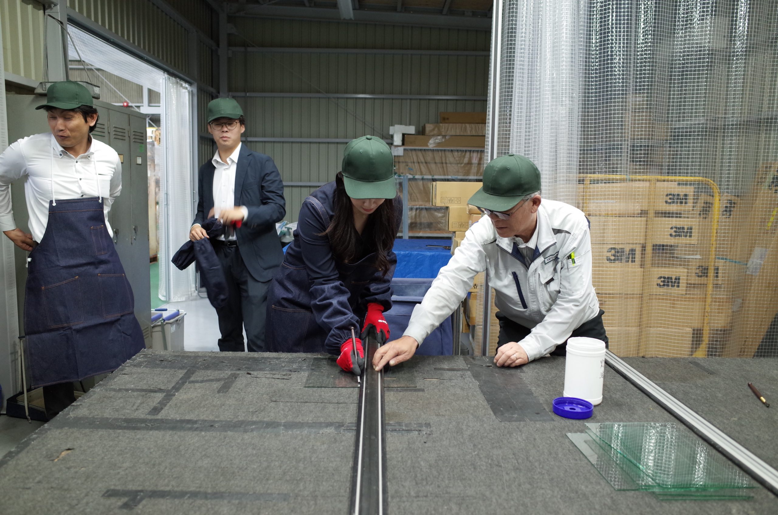 ガラス切断体験の様子